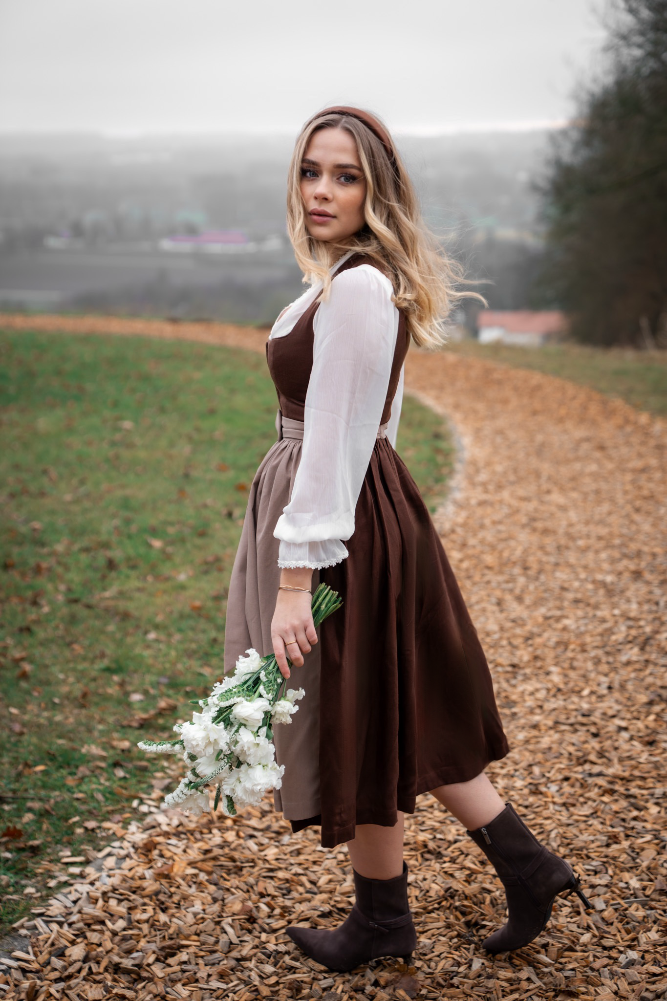 Braunes Dirndl aus Baumwolle & Leine